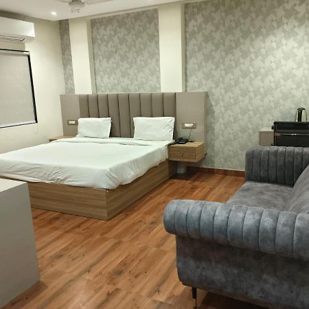 Hotel Sharma Regency ลัคเนา ภายนอก รูปภาพ