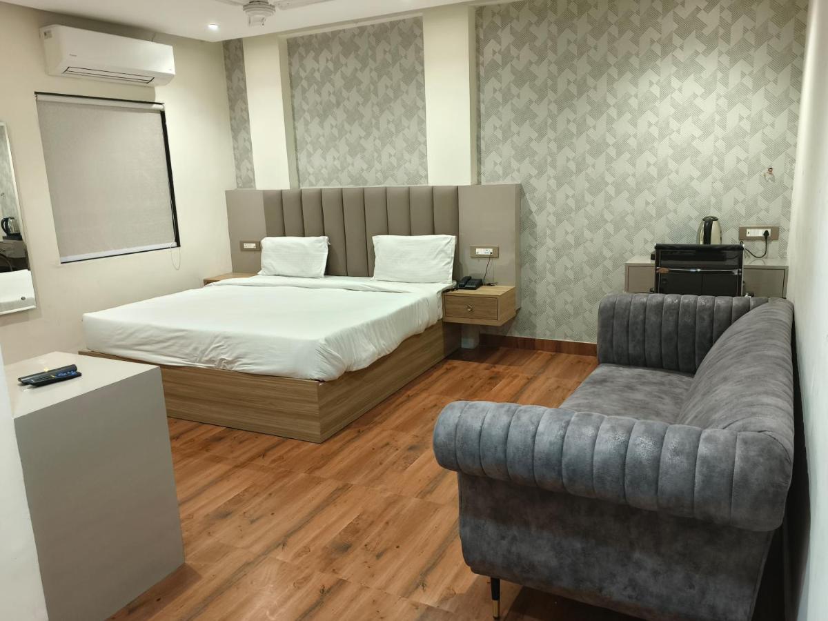 Hotel Sharma Regency ลัคเนา ภายนอก รูปภาพ