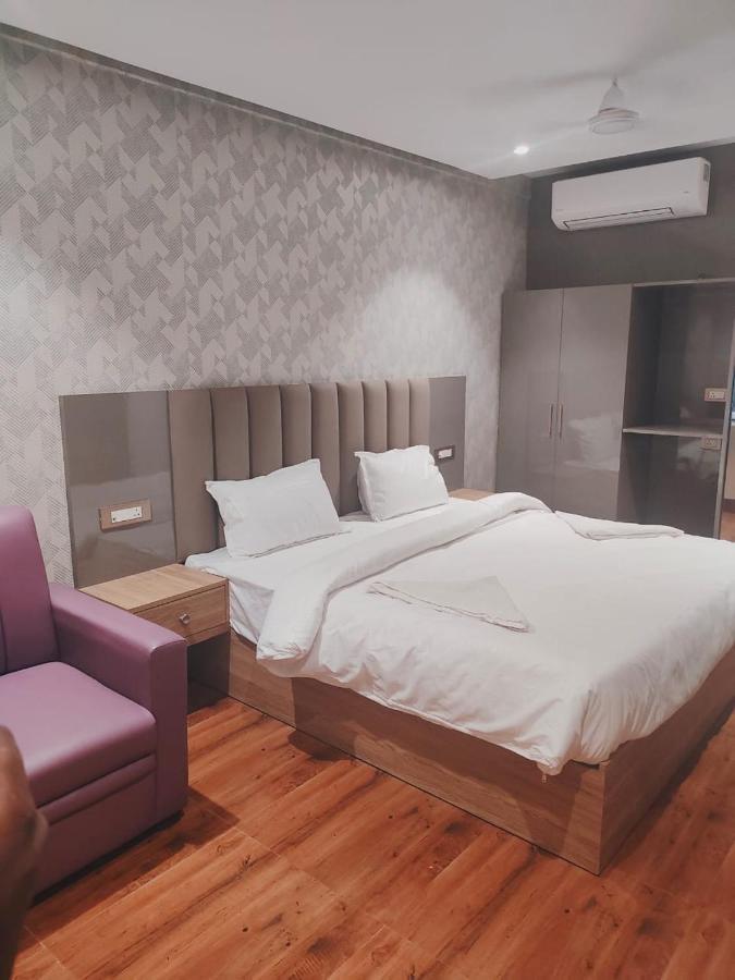 Hotel Sharma Regency ลัคเนา ภายนอก รูปภาพ
